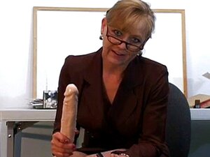 Une prof mature et salope adore jouer