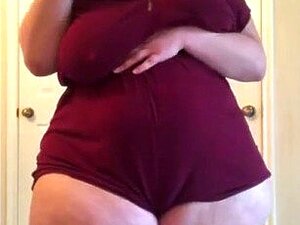 Tenue bordeaux de Mal Malloy - vidéo 1. Regardez la tenue bordeaux de