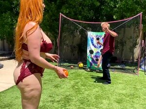 La belle-mère rousse aux grosses fesses que j'aimerais baiser joue au