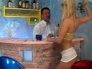 La mignonne lesbienne enceinte qui allaite, la douce Terry, se fait