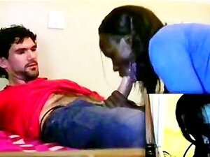 Une bombe africaine amateur devient coquine en suçant un petit ami