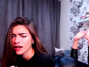 Kylie se déshabille avec son look mouillé et son legging