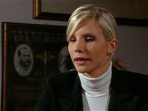 Une MILF italienne aux gros seins baise et reçoit une éjaculation