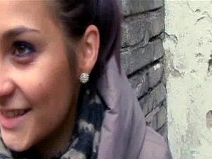 Ashley Woods exhibe son cul et se fait baiser dans le parc pour de