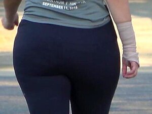 La MILF aux grosses fesses montre son STRING ROUGE. Regardez la MILF