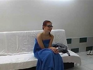 Strip-tease torride par une rousse tchèque mignonne