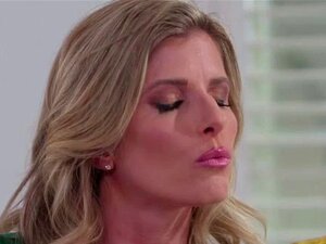 La mignonne Piper Perri et la MILF Cory Chase lèchent leur chatte.