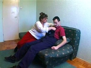 Vieux mec donne une fessée au réparateur de télé