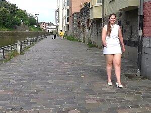 Alice se fait fourrer le cul dans la cuisine