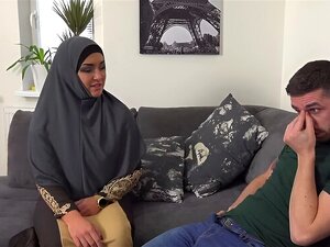 Femme Musulmane Paresseuse Disciplinée par Sofia la Brune