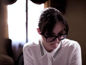 L'assistante chaude Lena Paul se fait baiser en ANAL par son mari