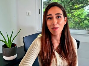 Rayonnante à 21 ans: Le charisme naturel de Camila et sa Silhouette