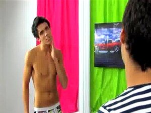 Vidéo gay Brendan et Lucas sont sur le parking, jouant avec