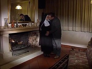 Une nonne vintage en HD suce une grosse bite dure et se fait baiser
