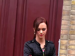 La brune échouée Léa Guerlin attend son amie dans la rue, lorsqu'un