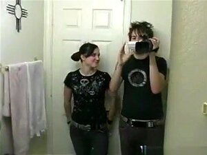 Un mec d'Usa tape sa copine emo en train de raser ses jambes et sa