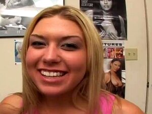 blonde sexy avale une pipe en POV