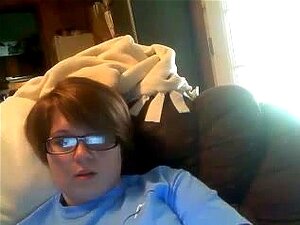 Jeune grosse mignonne se masturbe en livecam, honte que quand la cam