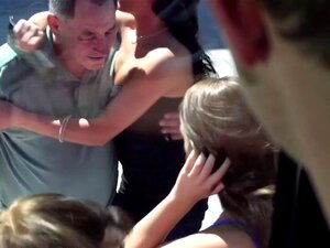 Des nanas CFNM reçoivent une éjaculation faciale en groupe