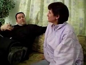 Petite grand-mère poilue aux seins tombants en gangbang