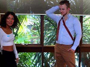 MASSAGE FANTASTIQUE-Une Masseuse Chaude Offre À Son Voisin Son