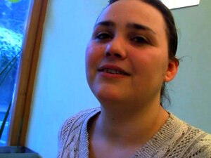 Une masseuse avec un gros cul chevauche sa nouvelle bite