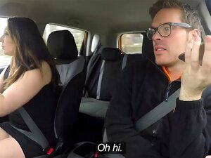 Un faux collège de conduite à 3 avec une mignonne gâtée dans la
