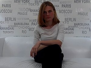 Séduisante Blonde Tereza aux Petits Seins