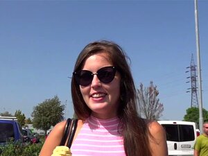 Petite amie infidèle baise un mec pour de l'argent