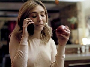La mignonne babysitter baise au téléphone avec son copain. La