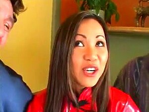 Plan à trois chaud avec une mignonne asiatique, deux mecs en chaleur