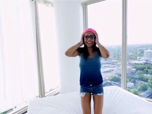 Hue dick s'enfonce dans une chatte très mouillée. Une branlette