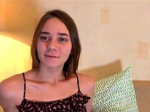 Ma demi-sœur aux gros seins m'a montré sa chatte très poilue. Vira