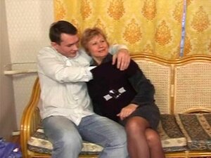 Douce jolie maman avec des seins tombants et un mec