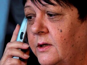 La pute aux gros seins tombants Stella Cox se fait sucer durement et