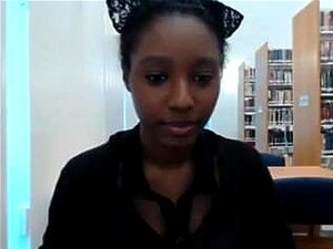 mignonne noire nue dans la bibliothèque