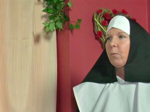 Une MILF allemande nonne se fait baiser par le pasteur dans l'église