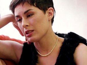 La mignonne ébène Alexis Tae essaie le sexe lesbo avec sa