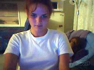 Une fille chaude se déshabille et discute sur webcam 2