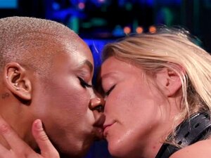 L'ébène fouette la blonde en suspension. Maîtresse ébène aux gros