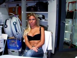 Petite salope nue au bureau. Casting amateur nu dans la petite salope