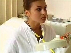 Infirmière en chaleur vérifie le patient