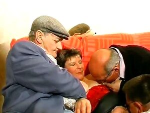 Salope mature et chaude se fait baiser par deux parties4