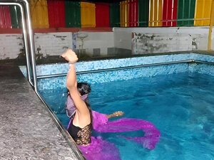 Disha bhabhi sexe avec Didoo dans la piscine à la maison