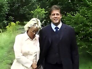 Couple mature ayant un super sexe en plein air