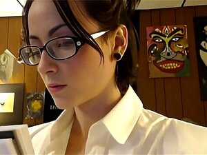 Plongez dans le monde séduisant d'AdalynnX, une étudiante cochonne