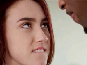 Brune mignonne ultra-HD en 4K. Nouvelle mignonne brune brune en 4K