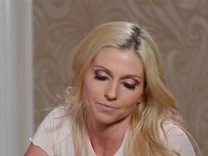 Christie et Lana se coupent et se lèchent la chatte. Lana enlève ses