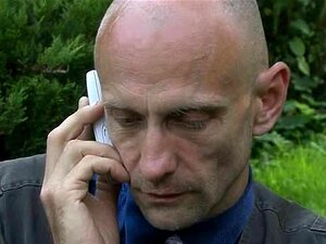 Un étalon bien monté baise une femme chaude et sexy