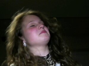 Un mec a ramassé une sexy brune amateur en public et l'a emmenée à